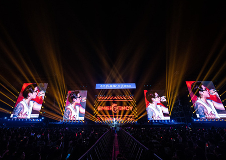 OD·综合体育荧光棒助力时光演唱会震撼开唱